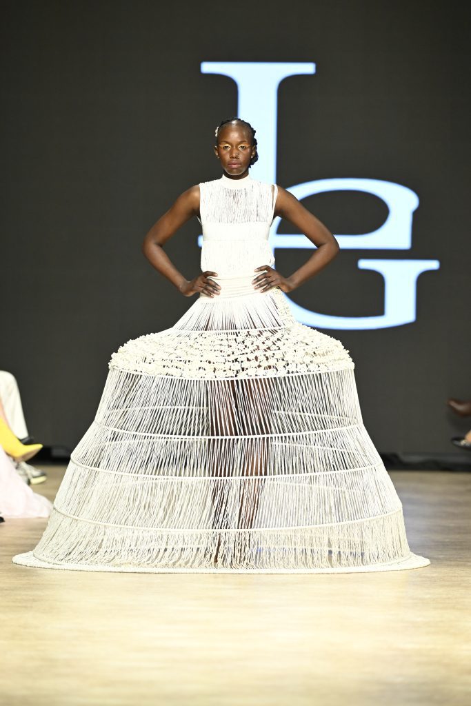 Vestito di filato bianco della stilista Lisa Grodek confezionato 100% a mano