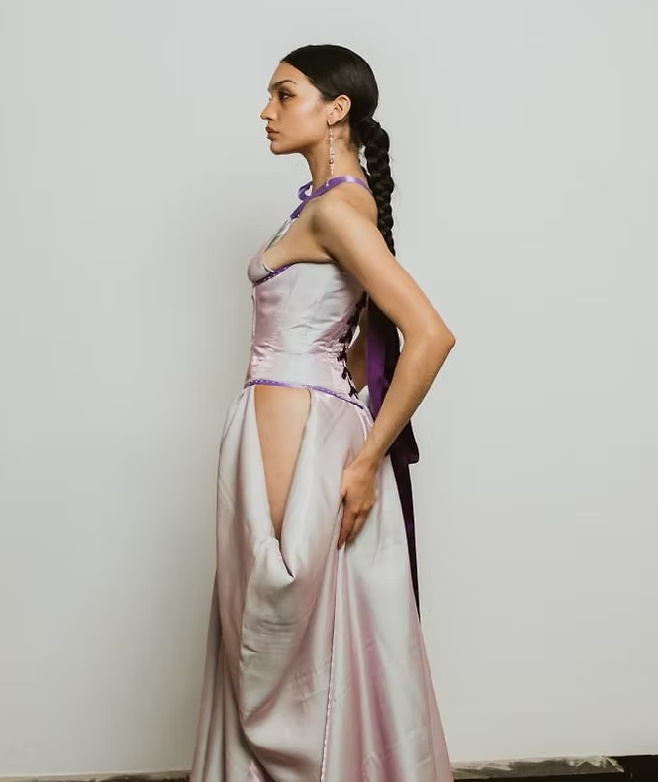 Vestito della stilista Sabrina Lombardo di Native Nation Design presentato alla Indigenous New York Fashion Week