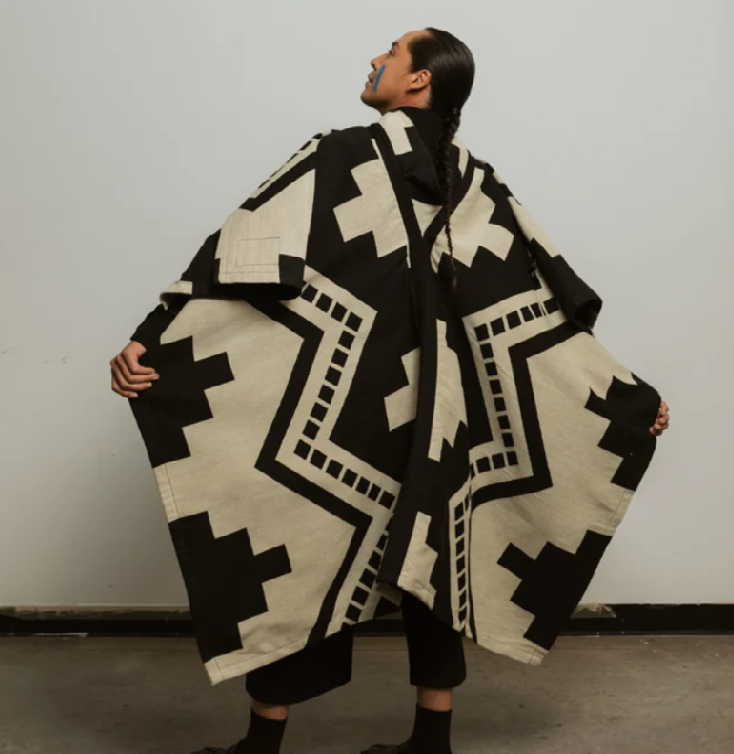 Poncho in bianco e nero disponibile sul sito di Pacha Arts 