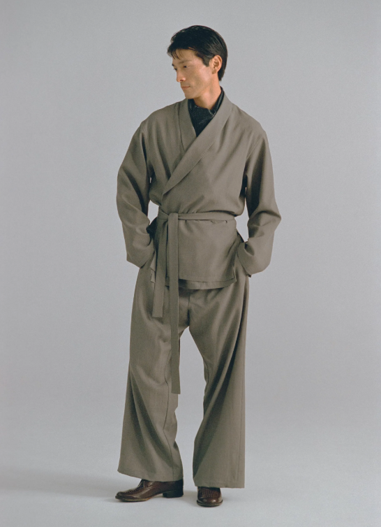 Collezione del brand giapponese Soshiotsuki. Il modello indossa una giacca con chiusura a portafoglio e nastro simile a quelle del karate.