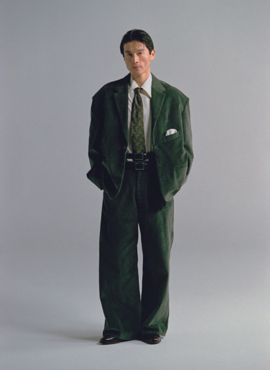 Collezione di Soshiotsuki Fall 2025. Tailleur di uomo colore verde bottiglia