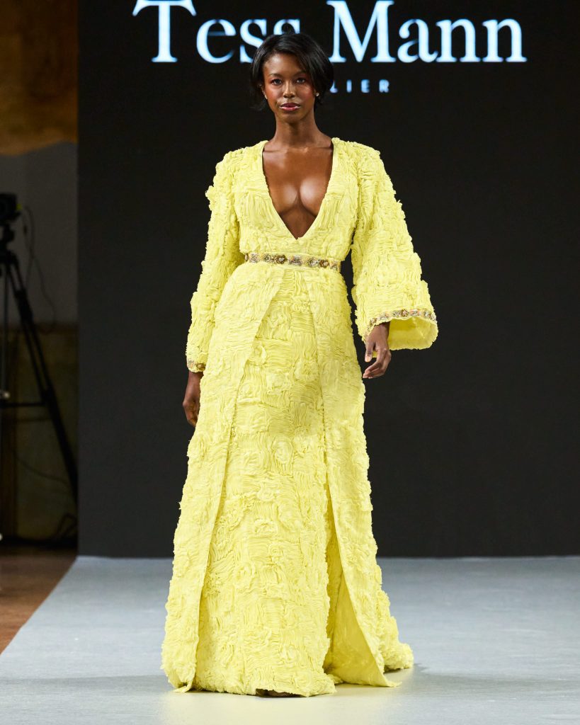 Vestito di sera lungo giallo ispirato al barocco della stilista Tess Mann