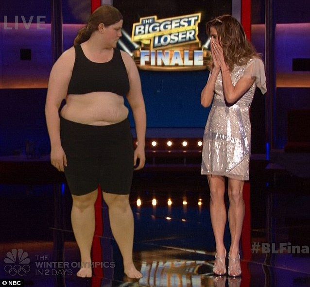 Rachel Frederickson, participante di "The Biggest Loser" USA fa un confronto con il corpo dell'inizio del programma con sovrrapeso e la fine quando dimagrisce più della metà del peso.