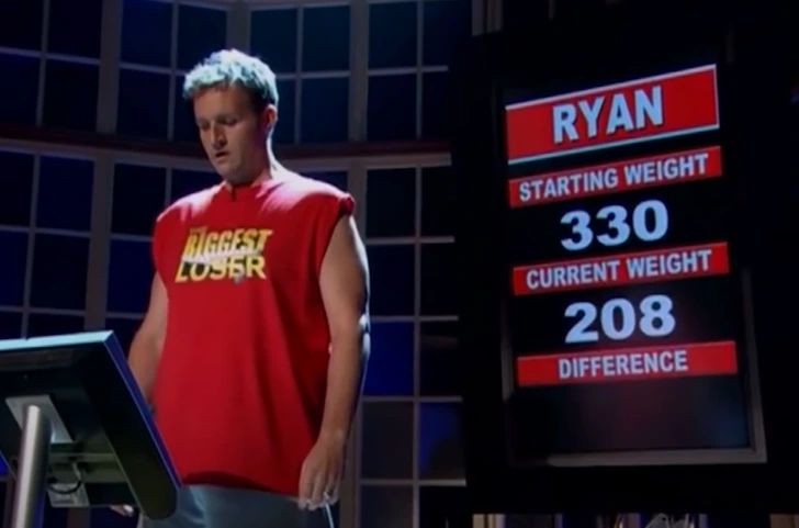 Ryan Benson, participante del programma TV "The Biggest Loser" nella pesatura finale. In alto il numero del sovvrapeso (330lb) e sotto il numero della finale 208lb