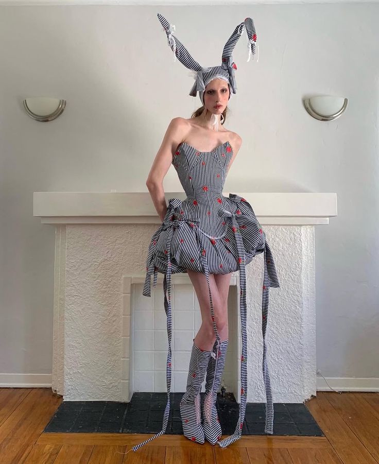 Vestito della stilista trans Erik Charlotte. Mini abito grigio con corset molto stretto e gonna che ha una struttura sui fianchi molto ampia che si regge