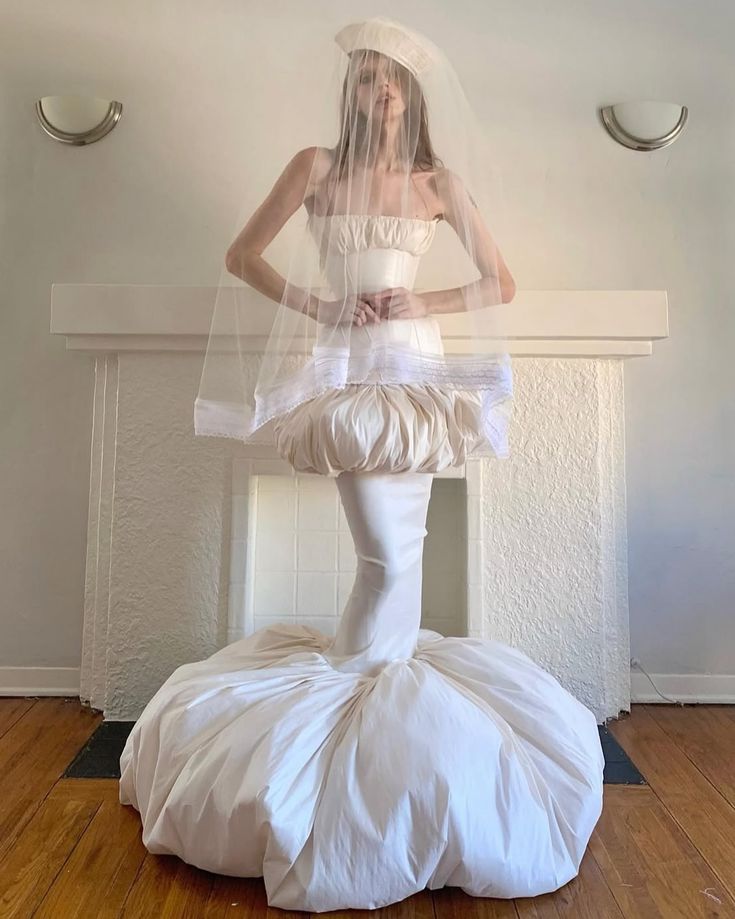 Vestito che dopo si adatto eindosso Rebecca Black della stilista Erik Charlotte, un vestito bianco con struttura voluminosa e morbida sui fianchi e ai piedi