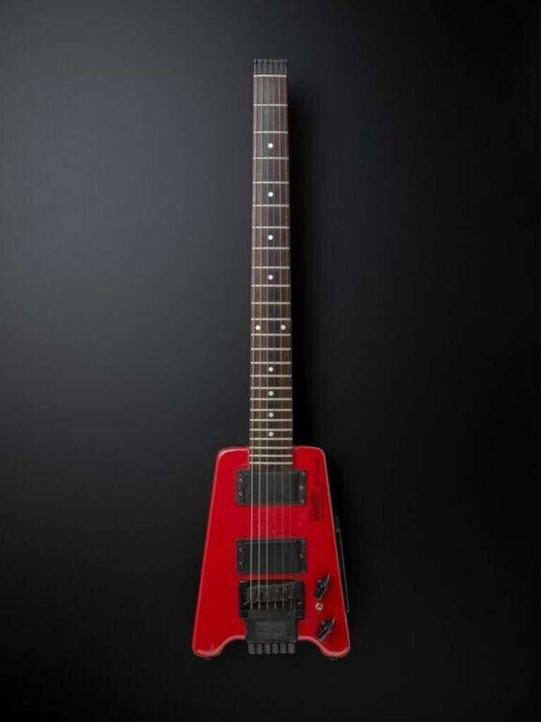 Chitarra elettrica Red Steinberger Hohner (modello G2 Tremolo) con custodia e accessori, donata a David Bowie nel 2000 e utilizzata nel videoclip di “Valentine’s Day” nel 2013.