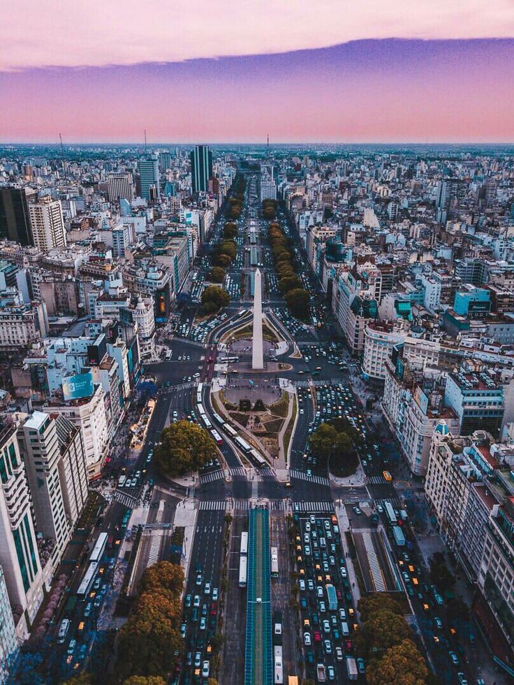 Fotografia aerea del corso 9 luglio oppure Avenida 9 de julio nella città di Buenos Aires. Si vede quanto sia larga la strada e in mezzo l'Obelisco