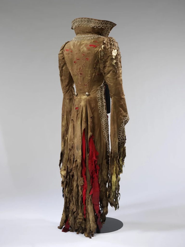 Celebre soprabito realizzato insieme ad Alexander McQueen per il concerto del cinquantesimo compleanno di Bowie nel 1997.