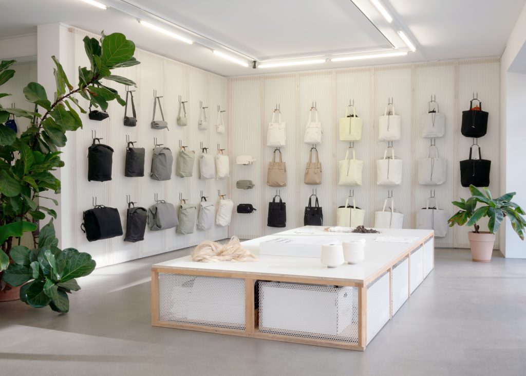 Lo store di QWSTION a Zurigo. Un brand sostenibile che crea i loro prodotti partendo dal tessuto creato con le fibre di banana.