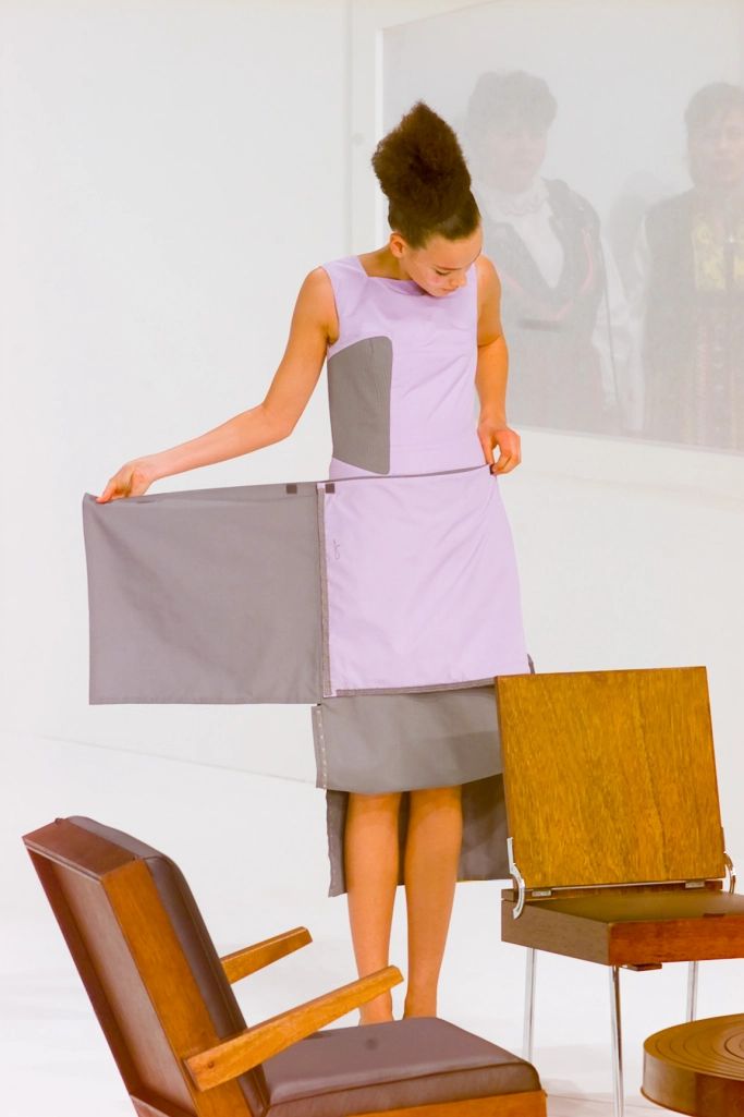 Sfilata After Words della collezione autunno/inverno 2000 in cui i mobili diventano vestiti.