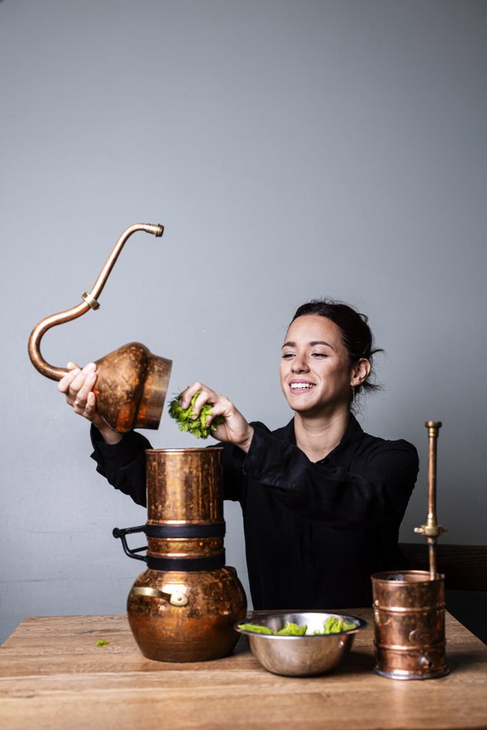 Chef Corin Schmid del ristorante "The Artisan" dal 2018 che schiaccia scarti di alimenti per creare il compost che utilizzano nel loro orto