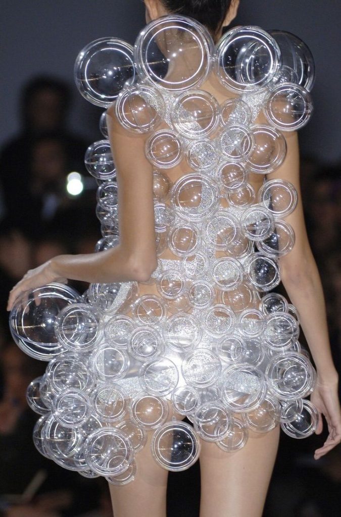 Vestito di bolle d'aria fatte in plastica per la sfilata di Hussein Chalayan 2007