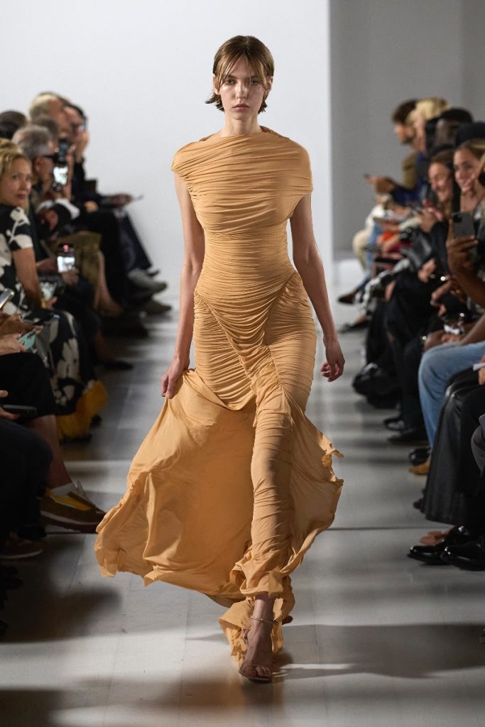 Vestito della collezione "Kinesis" di Francesco Murano presentata alla Milan Fashion Week per la stagione SS26. La modella indossa un vestito lungo, che si movimenta con i l corpo