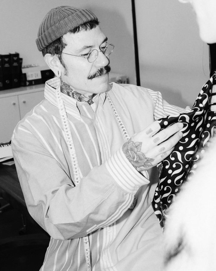 Adrian Appiolaza, designer argentino che ha immigrato da Buenos Aires a Londra per studiare e lavorare nelle grandissime maison di moda