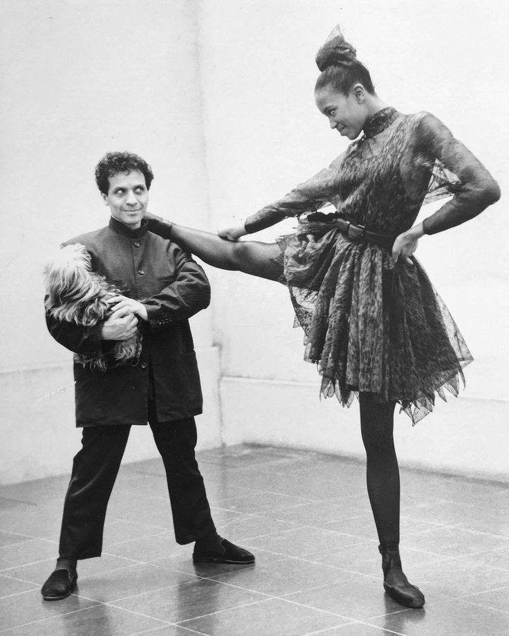 Foto di Azzedine Alaïa e Naomi Campbell. Il primo, uno designer tunecino immigrato in Francia e la seconda supermodella internazionale degli anni 90.