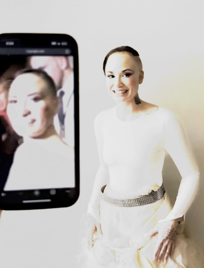 Demi Lovato nei panni del suo meme virale Poot Lovato per Halloween 2025