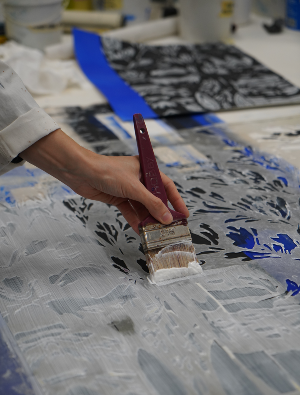 Processo della stampa "Mostro Nostro" di Fabscarte, un atelier milanese da carte da parati