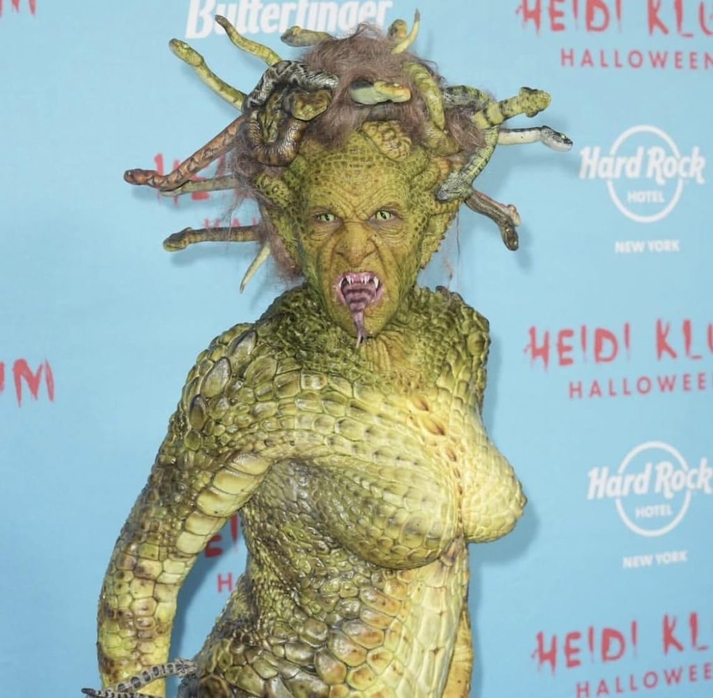 Heidi Klum in un costume da sirena spaventosa con denti aguzzi per Halloween 2025