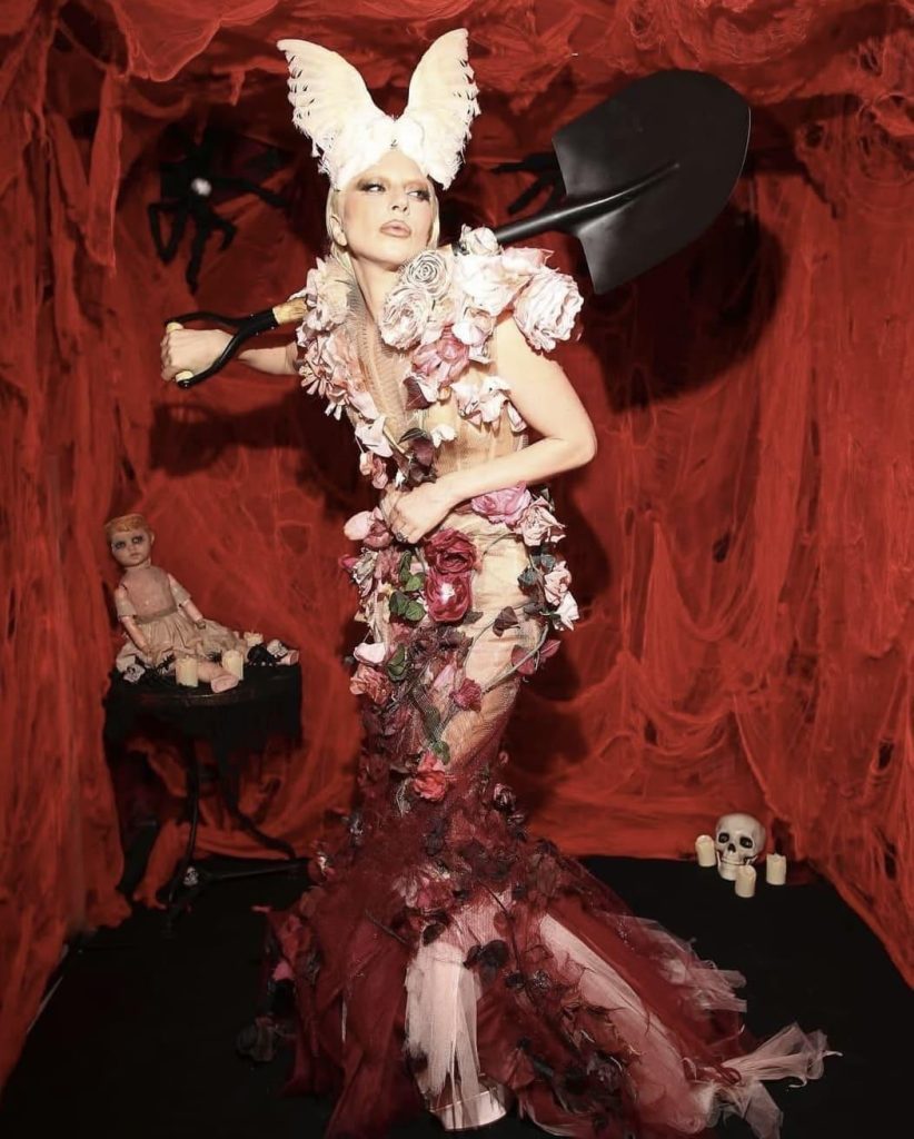 Lady Gaga in un costume floreale rosso ispirato al Giardino dell’Eden per Halloween 2025
