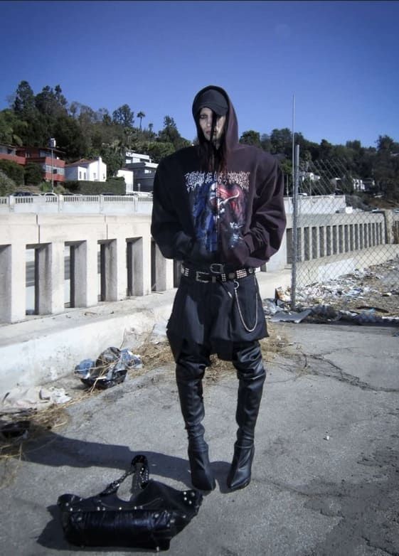 Fotografia di moda contemporanea con look oversize e ambientazione urbana degradata, ispirata all’estetica ugly beauty