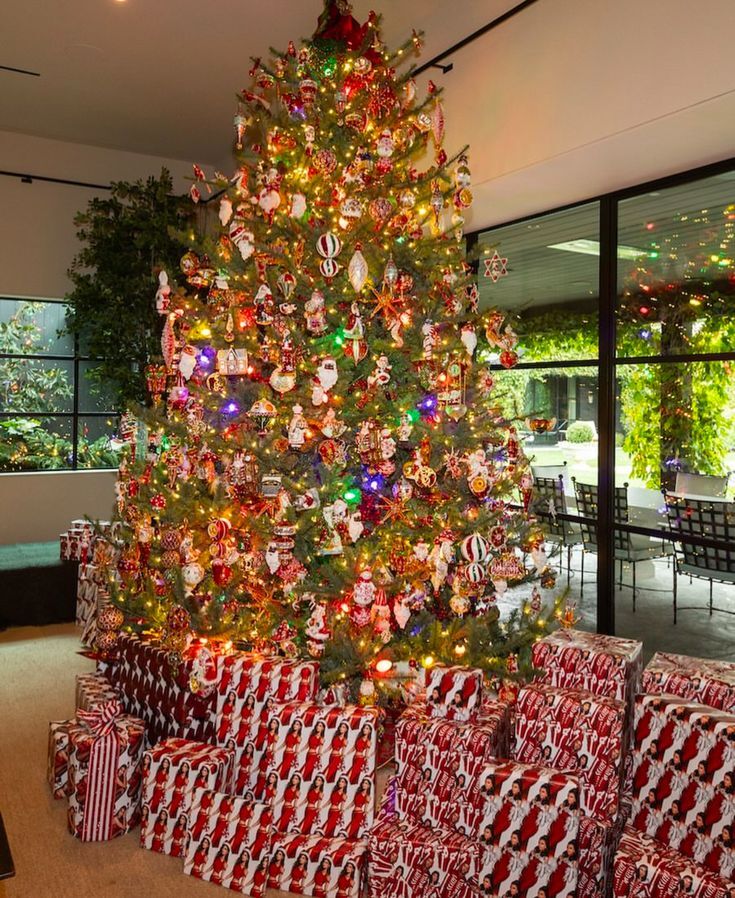 Albero di natale di una sorella Kardashian con una grande quantità di regali 