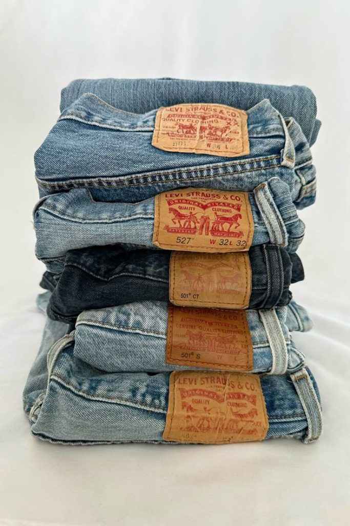 Il denim vissuto, una pila di jeans levis