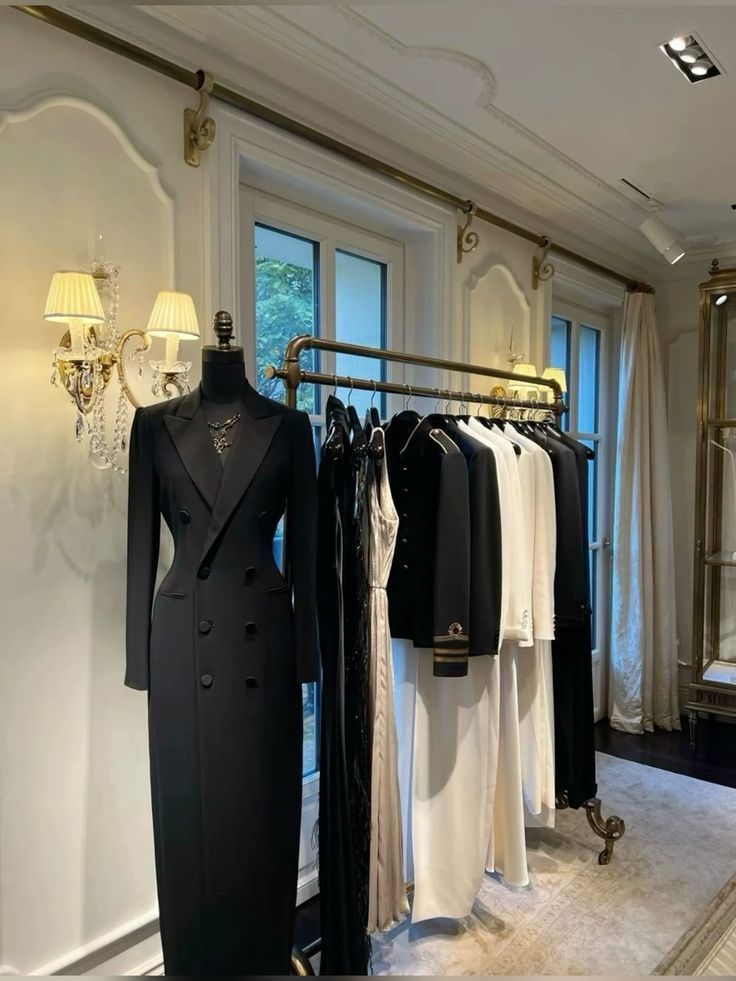 Ci sono capi che invecchiano, ma si trasformano in icone. Il vintage incontra il lusso e dimostra che l'eleganza vera è senza tempo