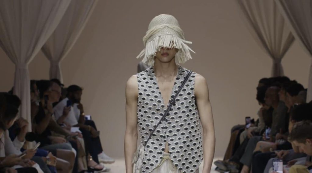 Il cappello protagonista sulla passerella di Emporio Armani
