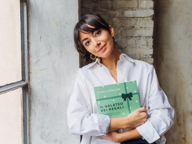 Ilaria tiene in mano il suo libro "il galateo dei regali"