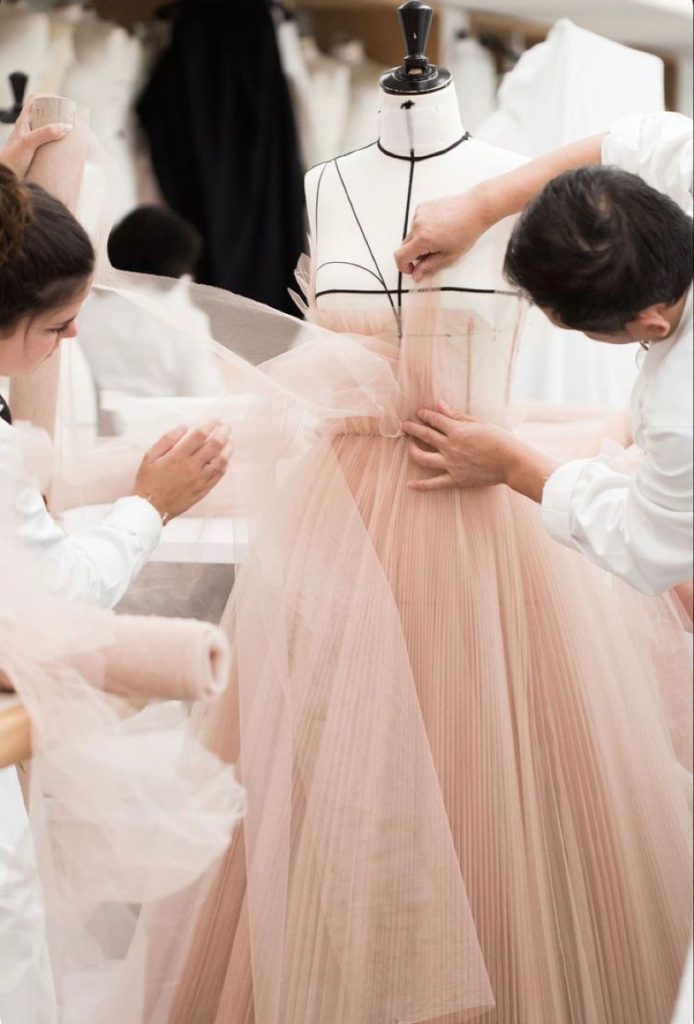 L'artigianato di oggi non si limita a conservare tecniche tradizionali, ma le utilizza come materia viva