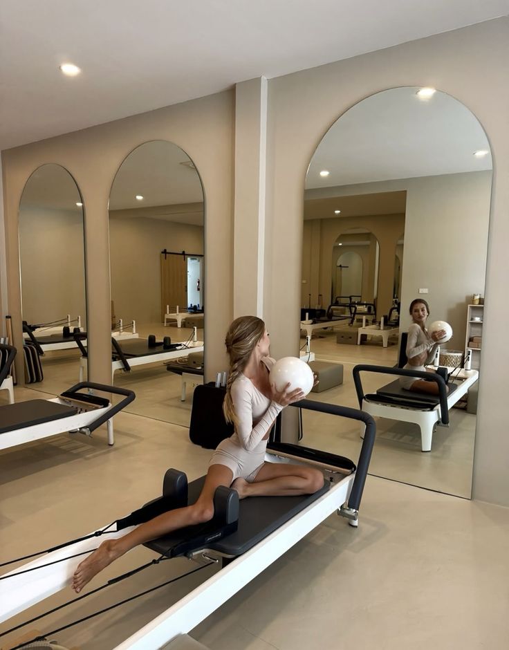 Quando parliamo di un corpo tonico nel 2026, non intendiamo un fisico “super scolpito” tipico degli standard degli anni passati.