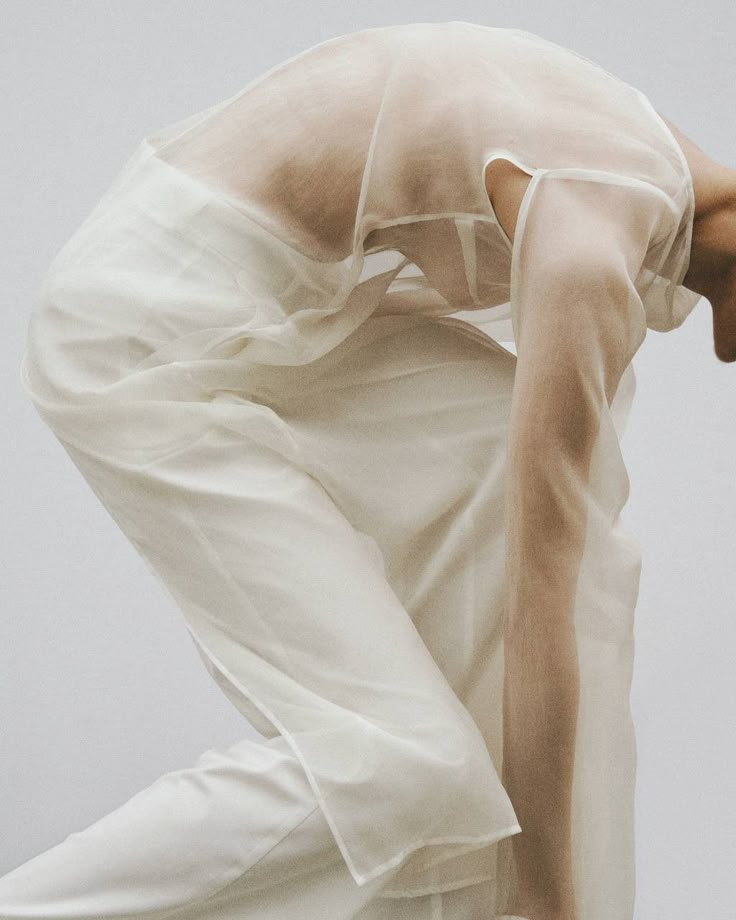 Abito di materiale leggero e trasparente che avvolge il corpo