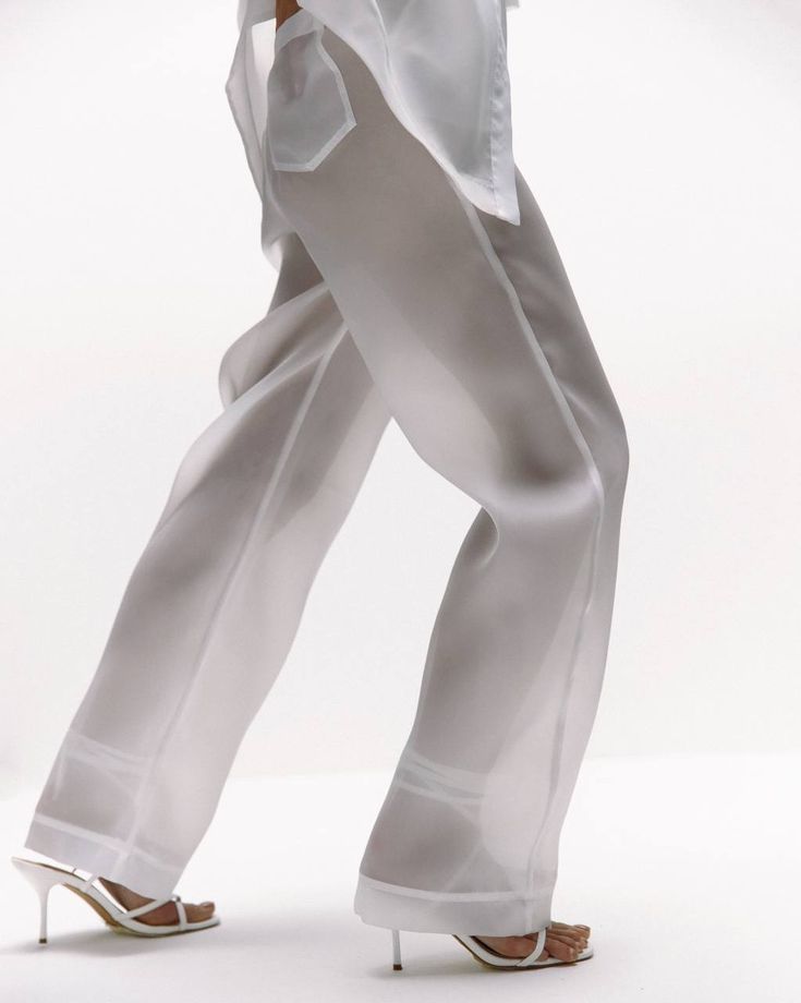 Pantaloni, con volumi rigidi e geometrici