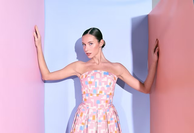 Donna con abito multi colore, silhouette pulita e moderna.
Estetica minimal e raffinata, giocata su contrasti delicati e geometrie cromatiche.