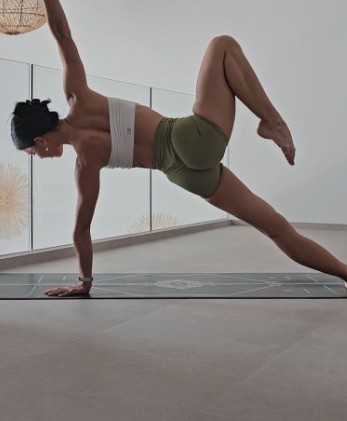 Nicole McPherson (@movewithnicole), istruttrice certificata di Pilates e yoga e ex ballerina, che con brevi workout e tutorial su TikTok mostra come costruire un corpo armonioso e funzionale.