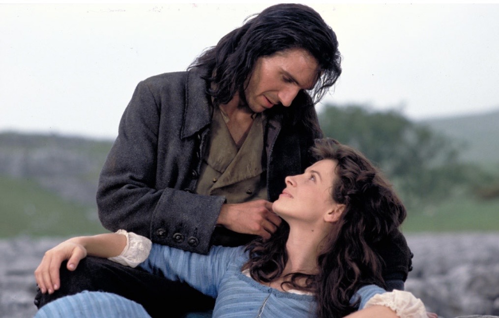 Il cuore del confronto tra le versioni sta proprio qui. Se in passato l’amore tra Heathcliff e Catherine veniva visto come assoluto e inevitabile.