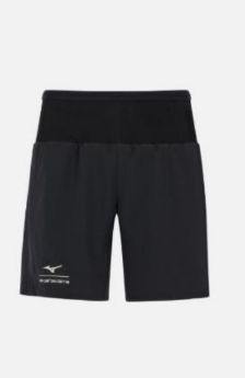 Immagine pulita e frontale di un capo tecnico sportivo, presentato come in un catalogo.