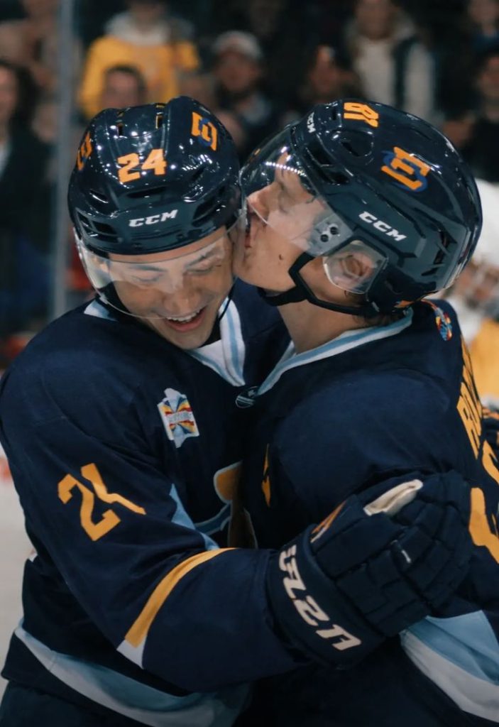 Scena tratta dalla serie Heated Rivalry