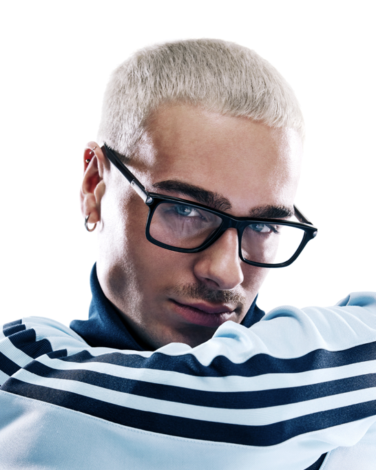 Modello che indossa occhiali da vista neri.