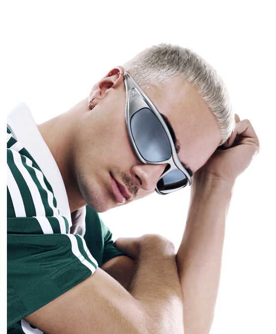 Modello che indossa occhiali da sole grigi.