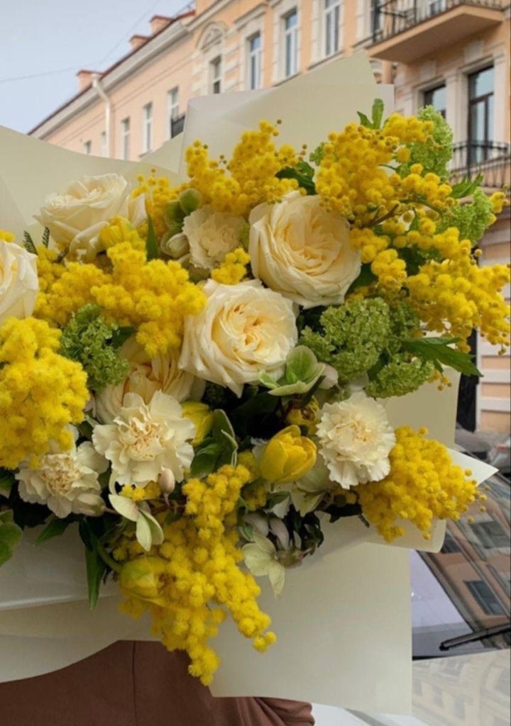 Ogni 8 marzo, le città si riempiono di mimose e le timeline dei social di storie di donne "eccezionali".