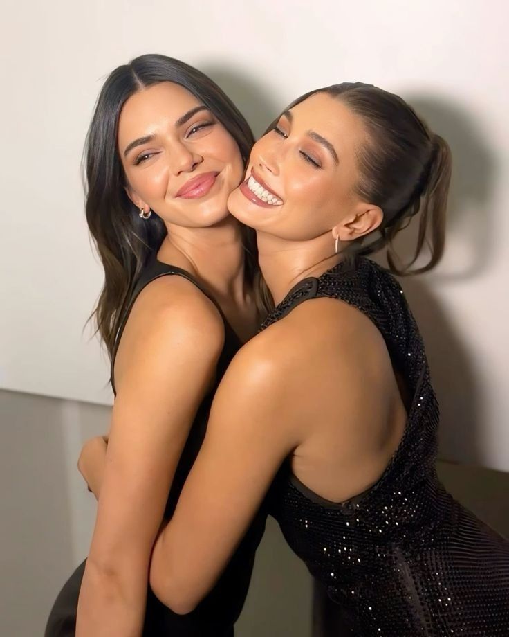 Seguire influencer come Hailey Bieber o Kendall Jenner significa immergersi in un mondo di estetica perfetta e lifestyle di lusso. 