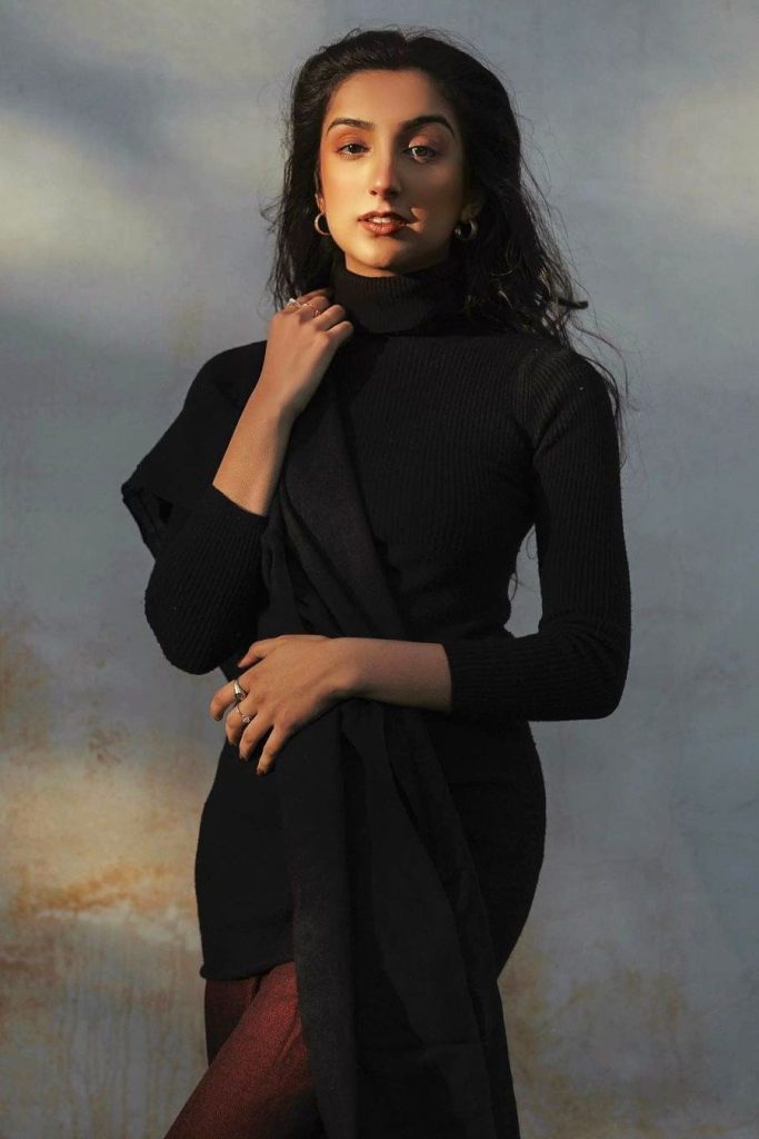 Dall'altro lato ci sono influencer che puntano a contenuti più riflessivi, istruttivi e consapevoli. Prendiamo ad esempio Aditi Mayer.