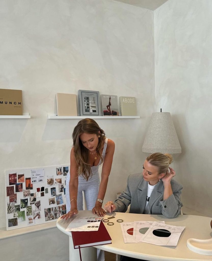 Dietro l’immagine sicura e determinata della girl boss, spesso si nasconde una pressione costante: essere sempre produttive, competitive, performanti.