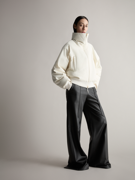 Il gioco dei colori è uno dei protagonisti della collezione. I grigi che sfumano nel beige ammorbidiscono la severità del bianco e del nero, creando un equilibrio tra forza e delicatezza.