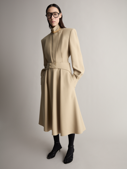 I materiali scelti da Colangelo sono nobili e raffinati. Lana, seta e cachemire si fondono con pelli setose, dando vita a capispalla e giacche oversize che alternano linee più aderenti.