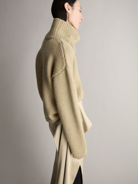 L'Autunno/Inverno 2026 di Colangelo dimostra che l'eleganza non ha bisogno di ostentazione: è fatta di proporzioni equilibrate, materiali preziosi e dettagli che parlano da soli. 