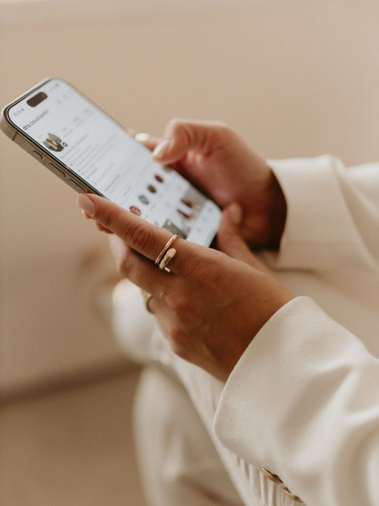 La Gen Z ci insegna una lezione chiara: non ignora la sostanza, ma è irresistibilmente attratta dal glamour. Per chi comunica lusso, stile e lifestyle oggi, comprendere questa dinamica significa costruire narrazioni potenti, in grado di unire aspirazione e conoscenza. 