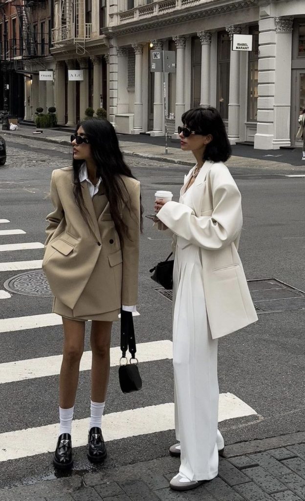 Forse la vera conquista non è diventare per forza una girl boss o una tradwife. La vera conquista è avere la possibilità di scegliere il proprio percorso senza sentirsi giudicate o obbligate a seguire un modello preciso. In fondo, la nostra generazione non sta tornando indietro né correndo in avanti a occhi chiusi.